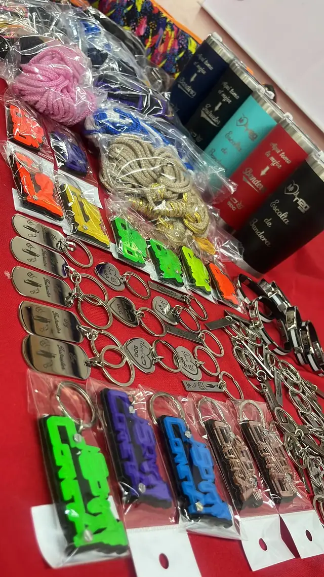 Exhibición de iBEMEX con llaveros, cordones y estuches