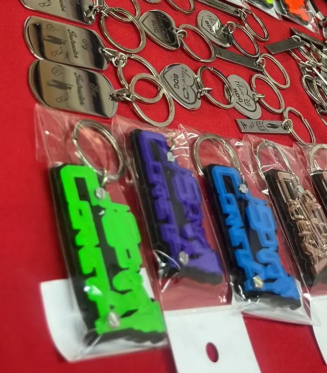 Llaveros metálicos grabados y llaveros de colores personalizados