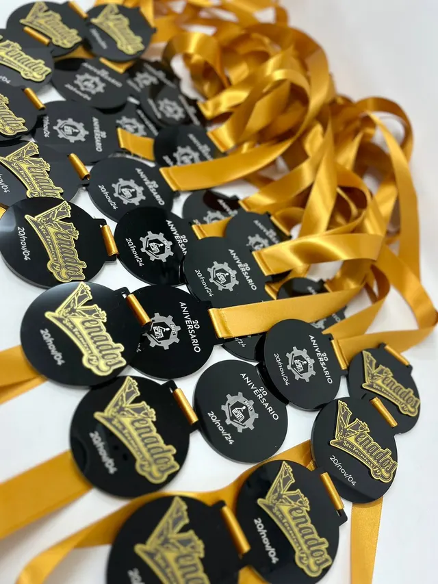 Medallas negras con letras doradas y listón dorado