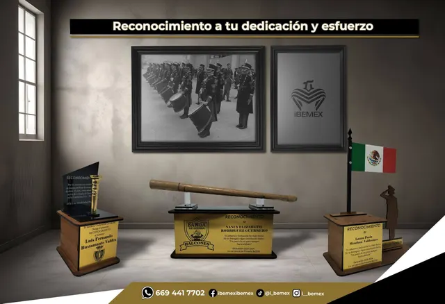 Reconocimientos de graduación con placas, baqueta y asta con bandera