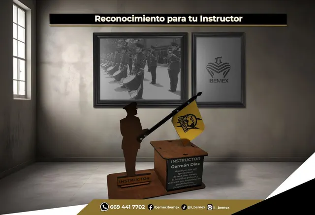 Reconocimiento para instructor con figura de bandero, bandera y placa con nombre